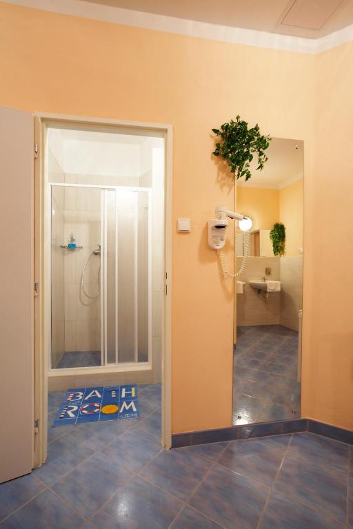 Un baño de Hostel Franz Kafka