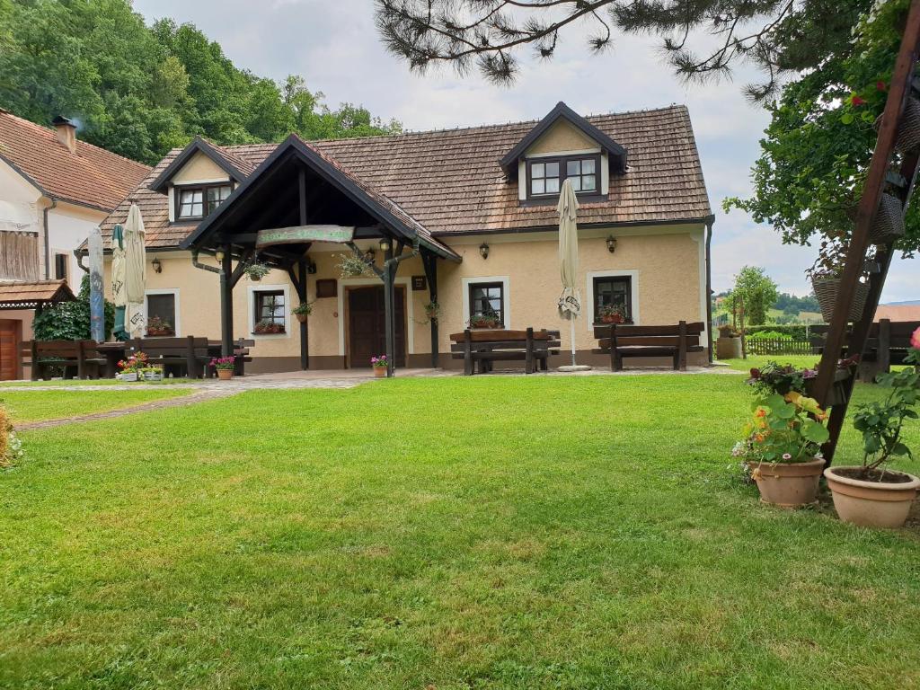 uma casa com um relvado verde em frente em Seoski turizam Sumak em Miljana