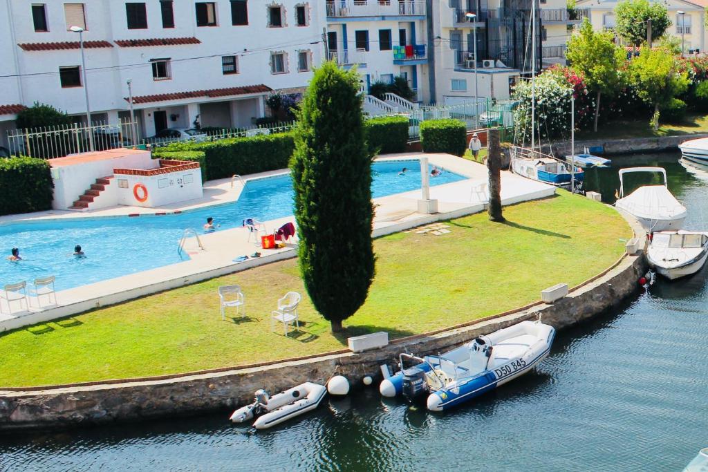 エンプリアブラバにあるPORT SOTAVENT 16A - Apartamento en la Marina de Empuriabrava - piscina comunitaria, - parking - vistas al canal - cerca centro y playaの大型スイミングプール(水中ボート付)