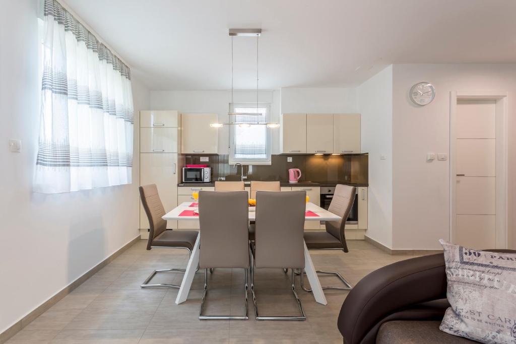 Kuchyň nebo kuchyňský kout v ubytování Apartments Villa 19