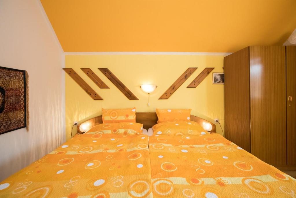 Postel nebo postele na pokoji v ubytování Apartments and Rooms Ražen