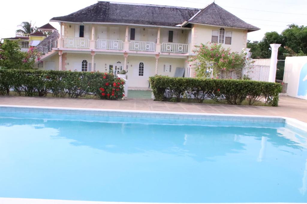 Πισίνα στο ή κοντά στο Country Manor Apartments