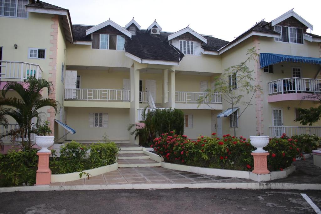 Country Manor Apartments, Ocho Rios (updated prices 2024)