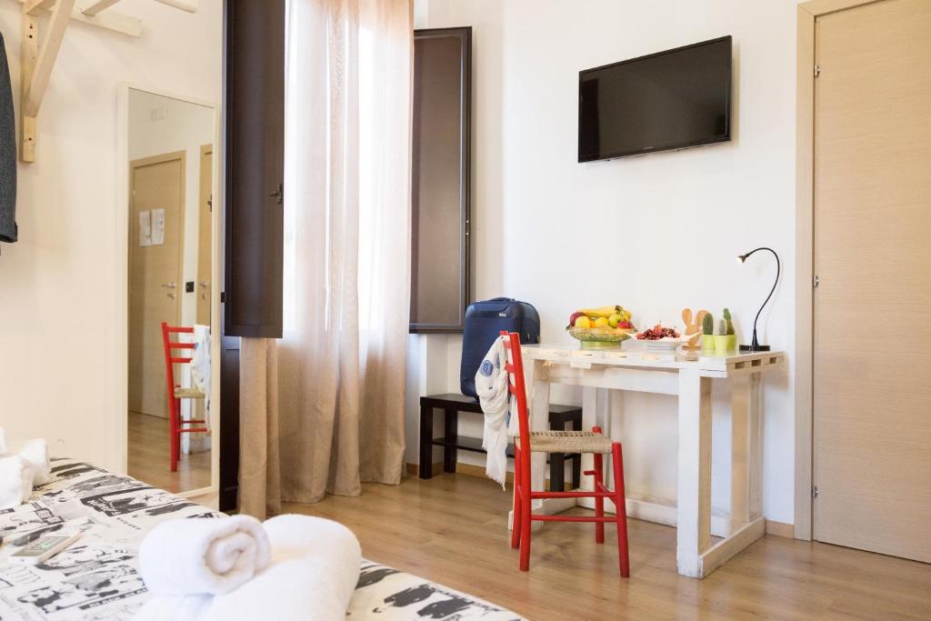 A television and/or entertainment centre at B&B Miro Centro Catania
