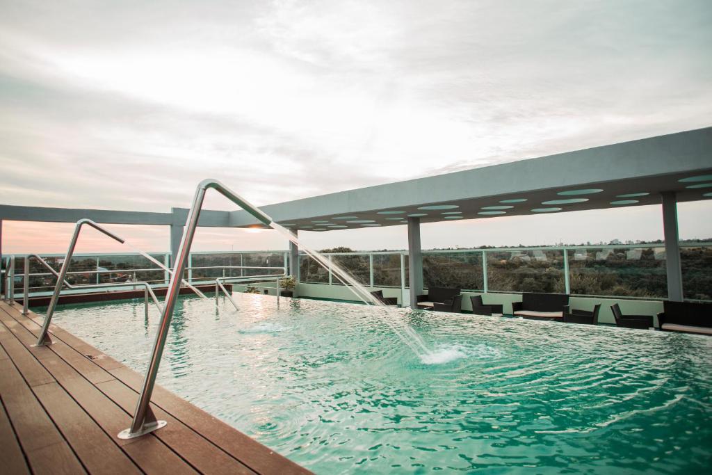 Mérit Iguazú Hotel tesisinde veya buraya yakın yüzme havuzu