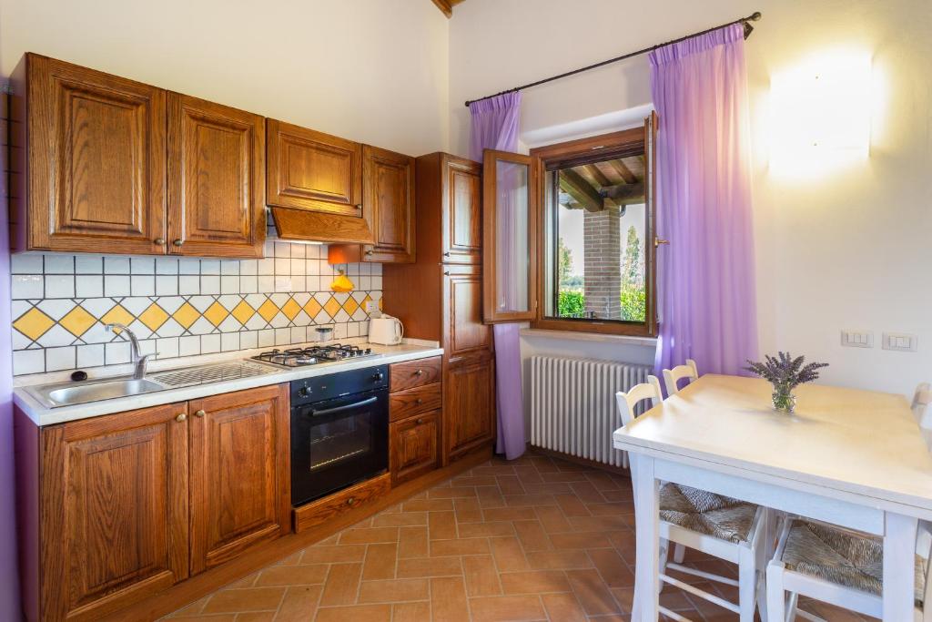Kuchyň nebo kuchyňský kout v ubytování Agriturismo Dei Casali