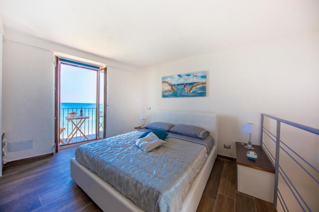 A bed or beds in a room at Marechiaro House