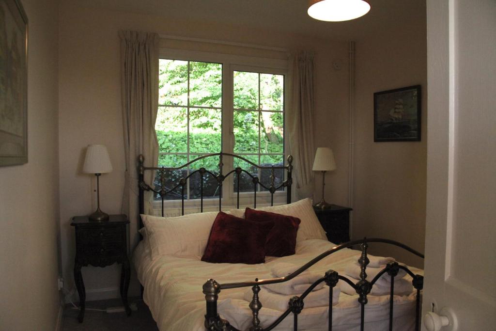 En eller flere senge i et værelse på Spacious home in Bath, nature and city!