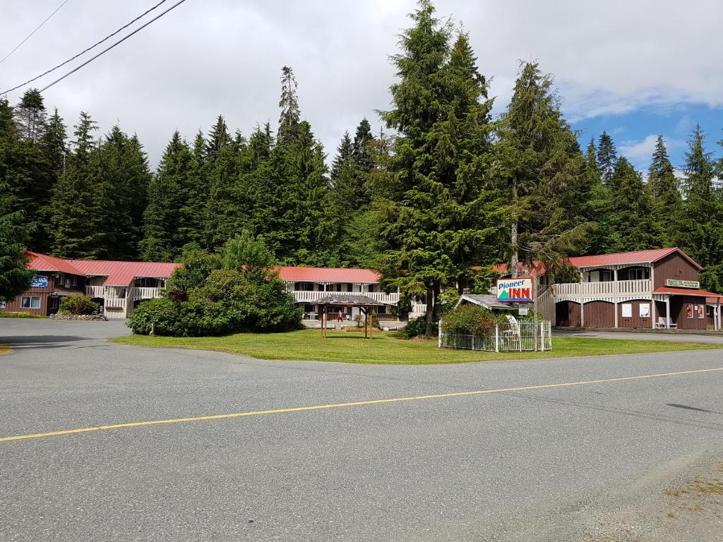 an empty street in front of houses and trees at Pioneer Inn by the River in Port Hardy