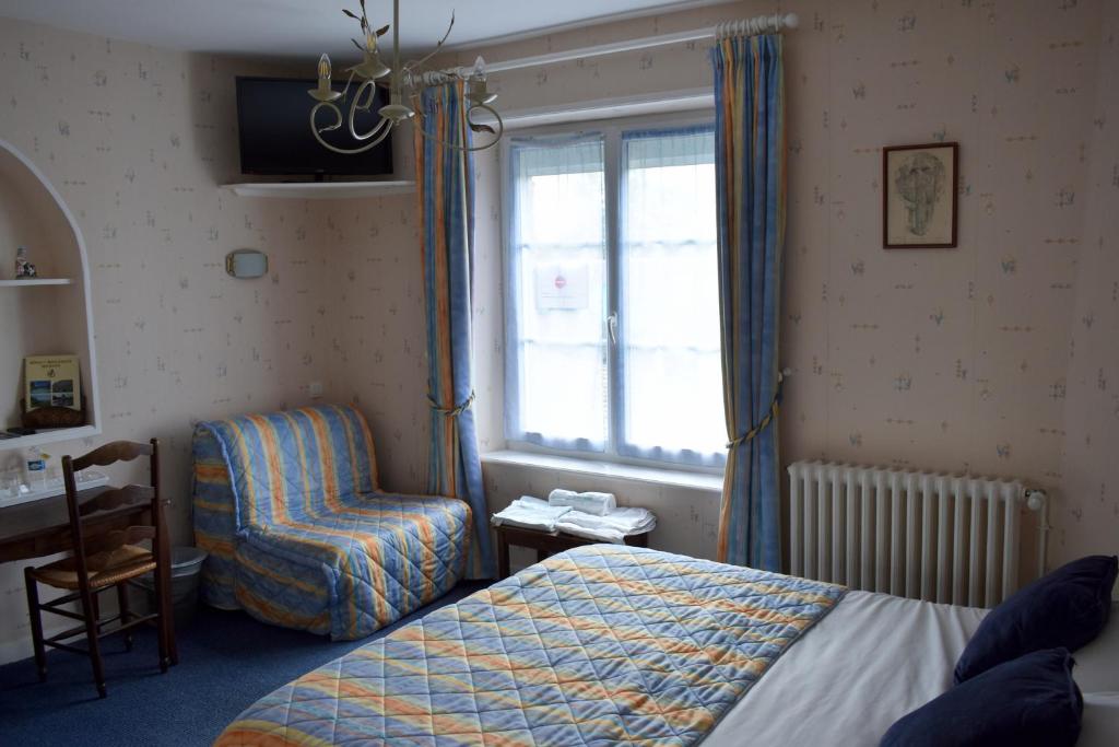 サン・ジャン・ル・トマにあるHotel Des Bainsのベッドルーム1室(ベッド1台、椅子、窓付)