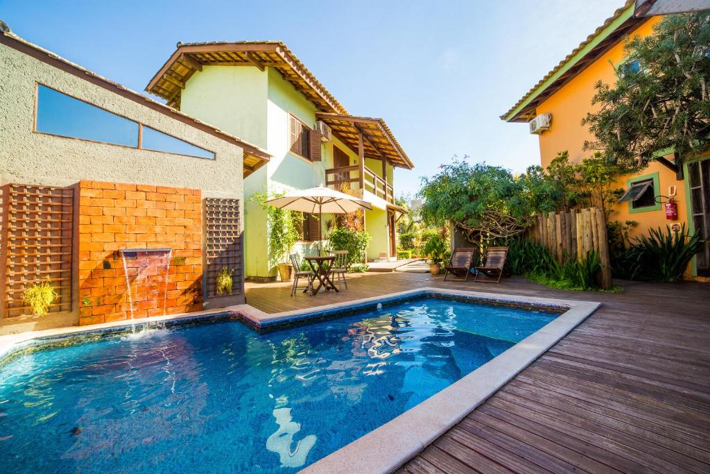 een zwembad in de achtertuin van een huis bij Pousada Do Capitão in Florianópolis