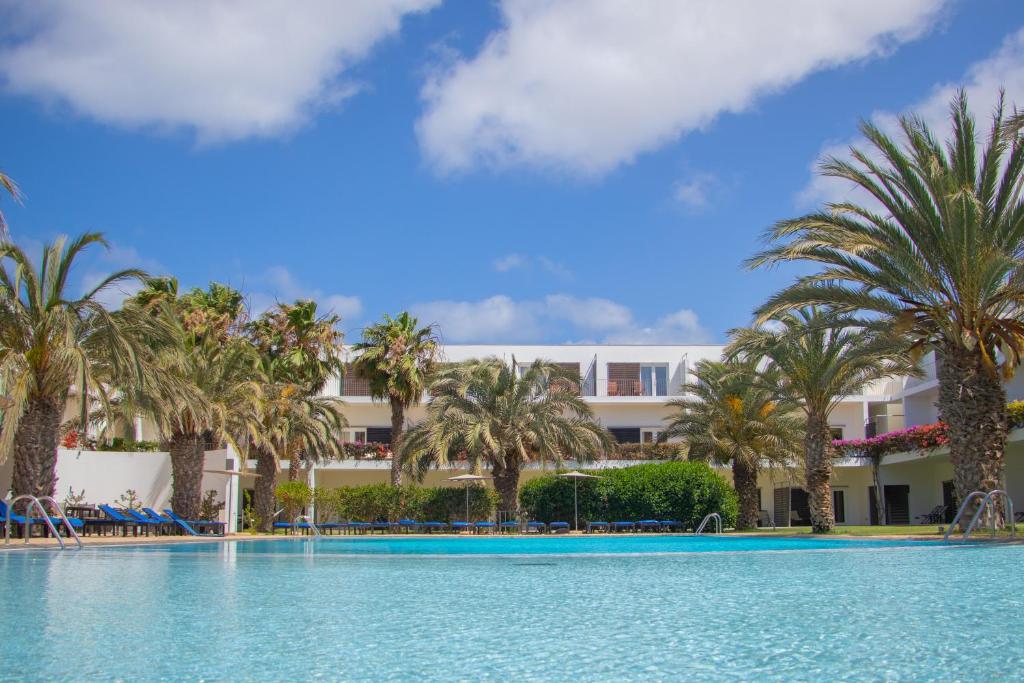 - Vistas a un complejo con palmeras y piscina en Hotel Dunas de Sal, en Santa Maria