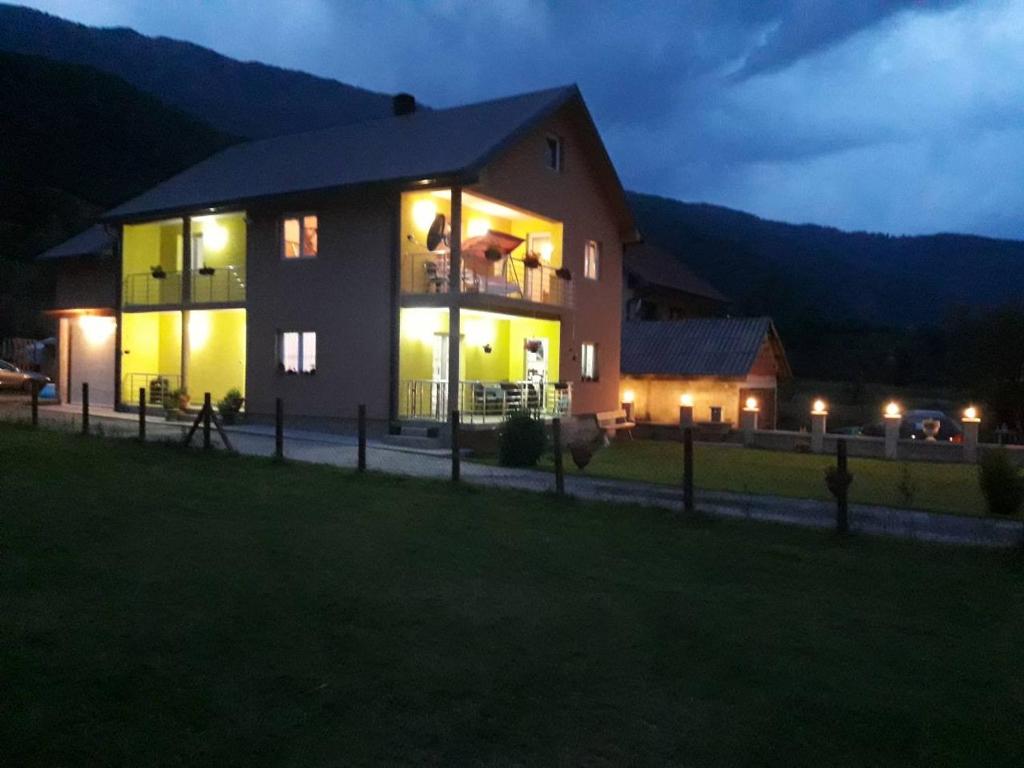 ein Haus in der Nacht mit eingeschaltetem Licht in der Unterkunft Vučeljić rooms in Andrijevica