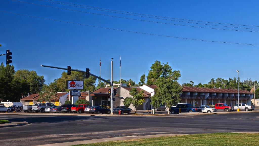 un semáforo en una intersección frente a un motel en Sundowner Station, en Riverton