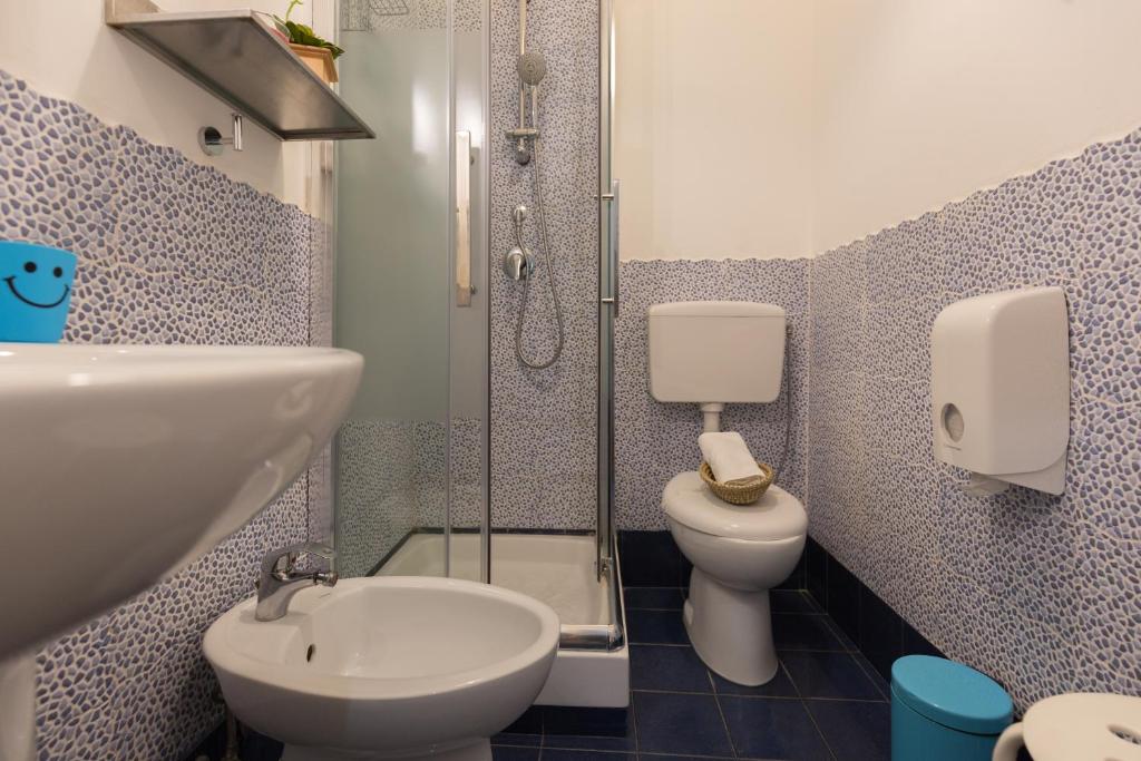 A bathroom at B&B Miro Centro Catania