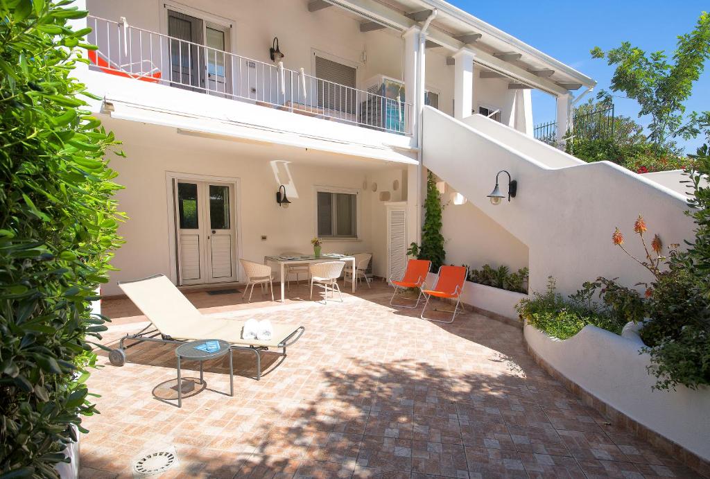 a courtyard of a house with a table and chairs at Casa Vacanze Parco Del Generale in Ischia