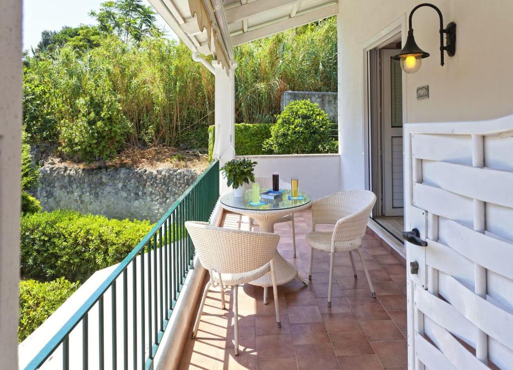 a patio with a table and chairs on a balcony at Casa Vacanze Parco Del Generale in Ischia