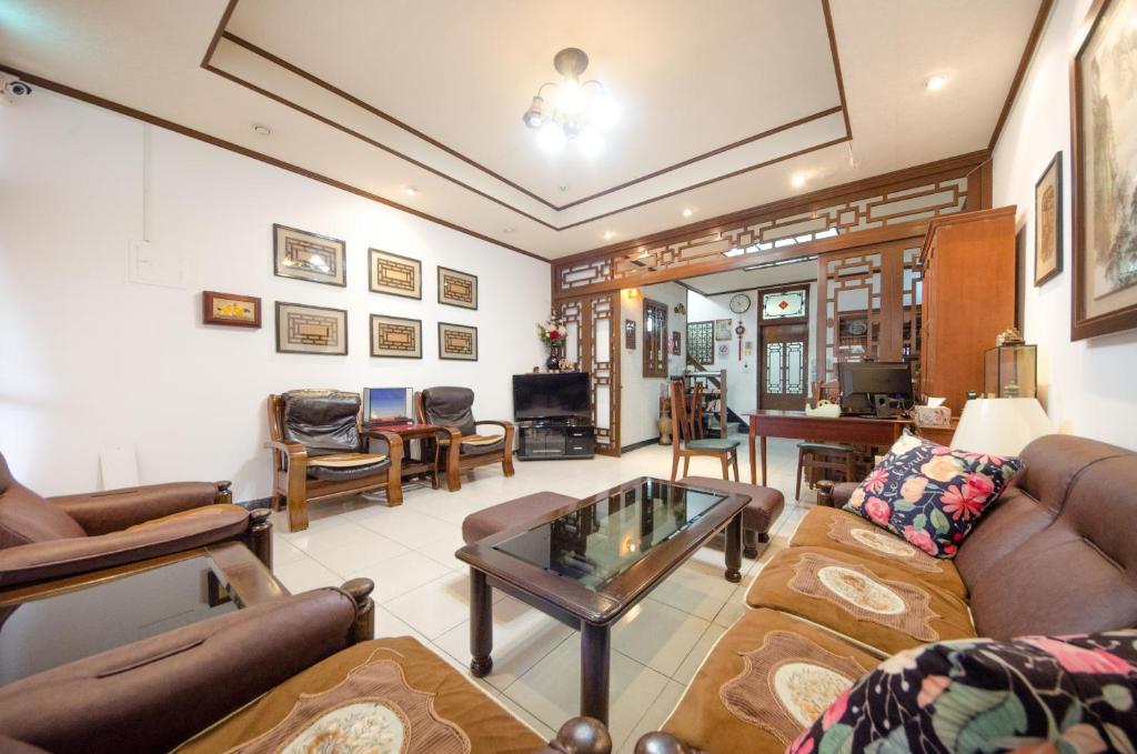 台南的住宿－南筑雅室－成功大學，客厅配有沙发和桌子