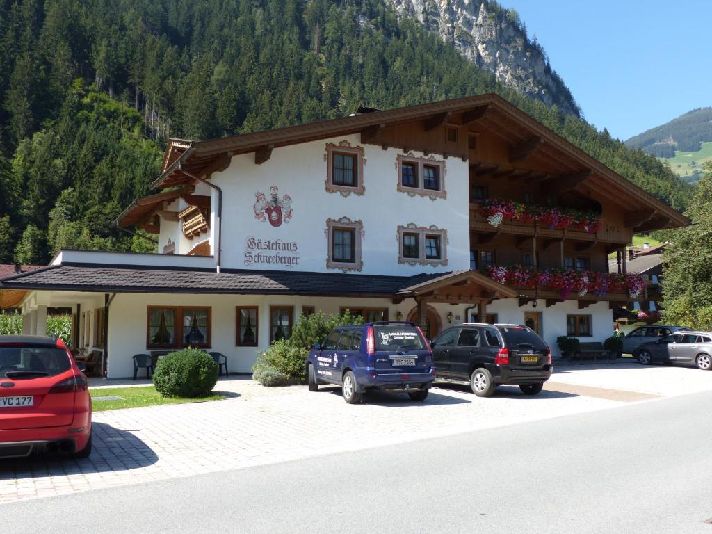un edificio con coches estacionados frente a él en Chalet Walchenhof, en Mayrhofen