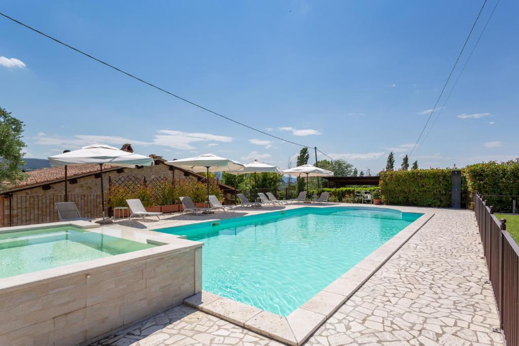 Bazén v ubytování Agriturismo Dei Casali nebo v jeho okolí