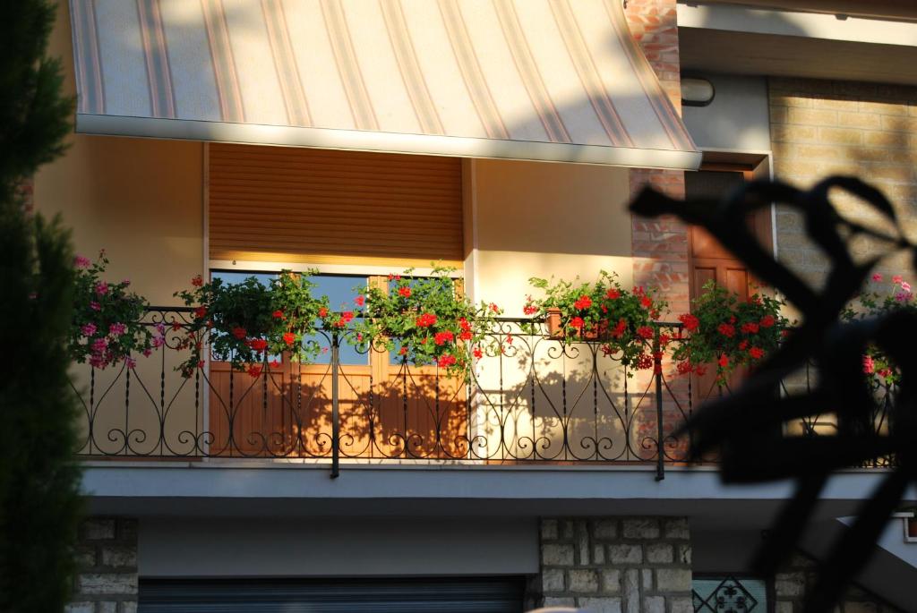 een balkon met bloembakken in een gebouw bij La Casa Di Astorre in Bettolle