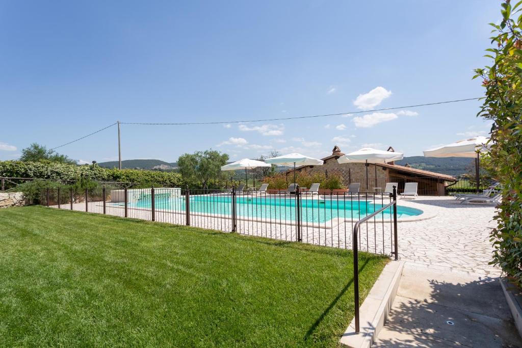 Bazén v ubytování Agriturismo Dei Casali nebo v jeho okolí