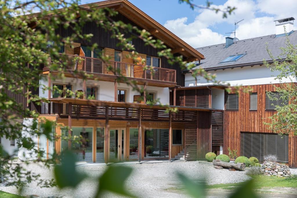 ein Haus mit Balkon darüber in der Unterkunft Garni Bachlerhof in Bruneck