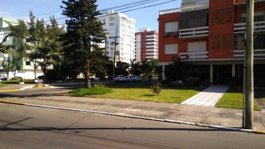 una calle vacía en una ciudad con edificios altos en Capao Canoa - Próximo Mar Centro, en Capão da Canoa