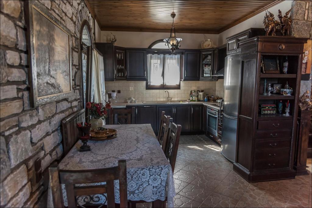 Kuchyň nebo kuchyňský kout v ubytování Stone Mansion Anavryti, ΑΜΑ 20569