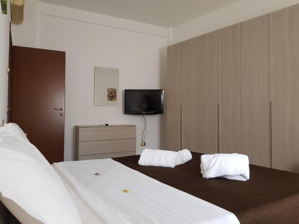 ヴェローナにあるAppartamento Le Campaneのベッドルーム1室(白い枕2つ付)