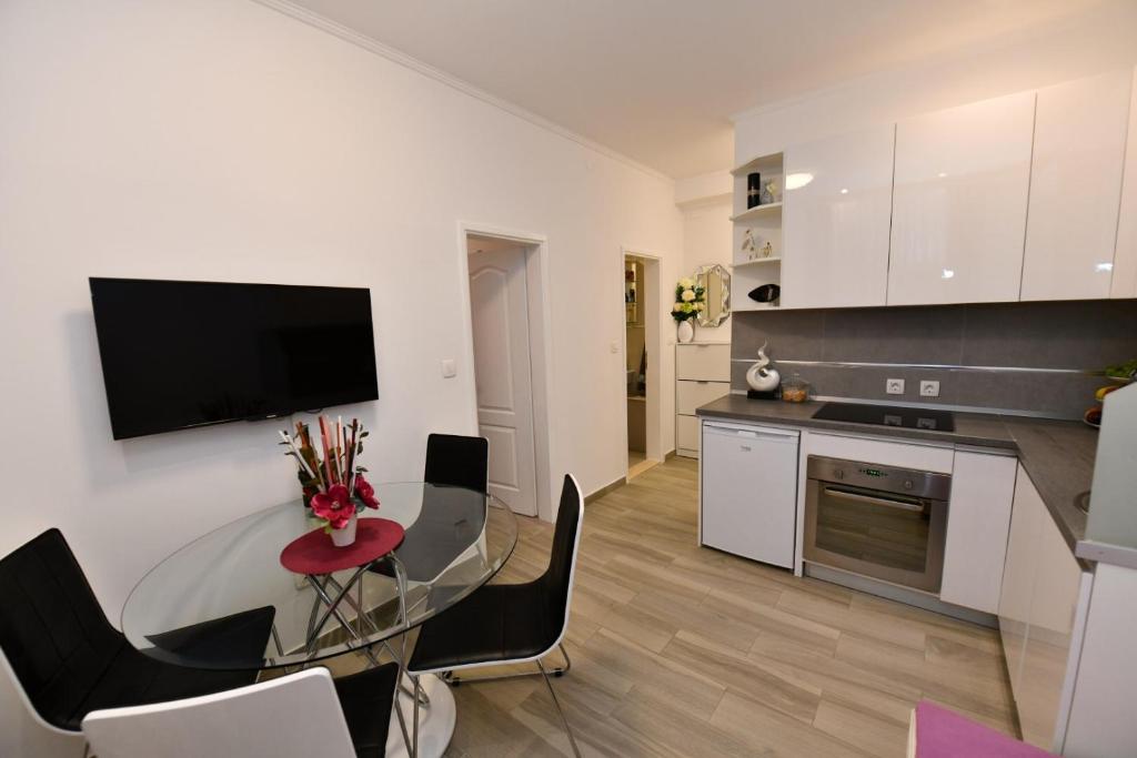 Kuchyň nebo kuchyňský kout v ubytování Apartment Cecilija