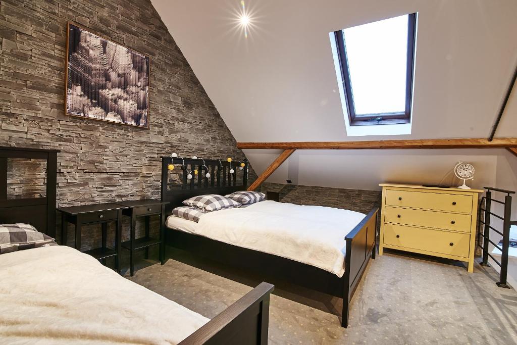 Postel nebo postele na pokoji v ubytování Apartament Dwupoziomowy Nad Tamami