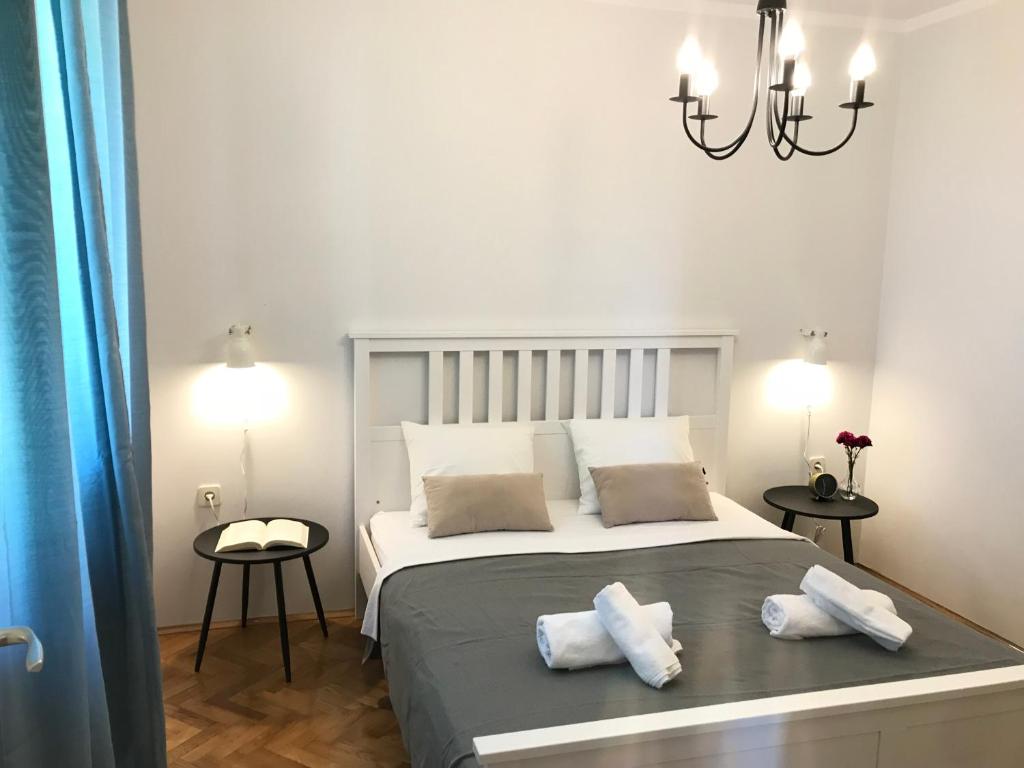 een slaapkamer met een bed met 2 kussens erop bij Moro Apartment in Malinska