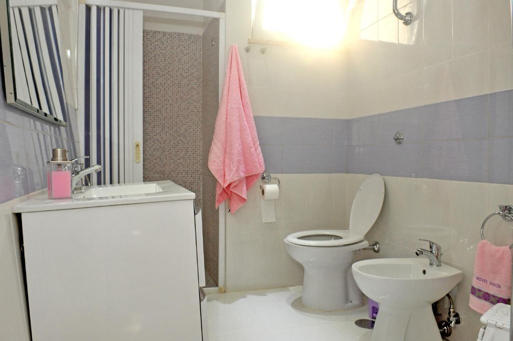 A bathroom at casa vacanze"IL TRAMONTO"