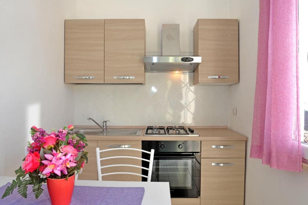 A kitchen or kitchenette at casa vacanze"IL TRAMONTO"