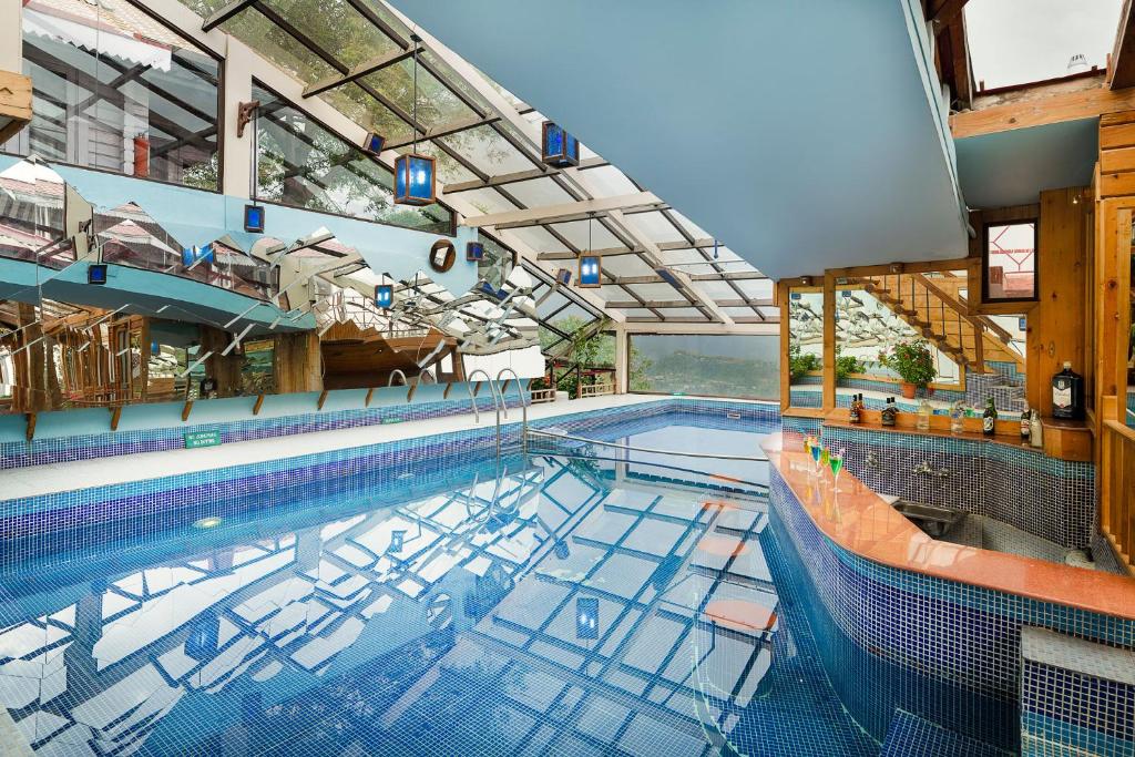 Bassein majutusasutuses The Chalets Naldehra või selle lähedal