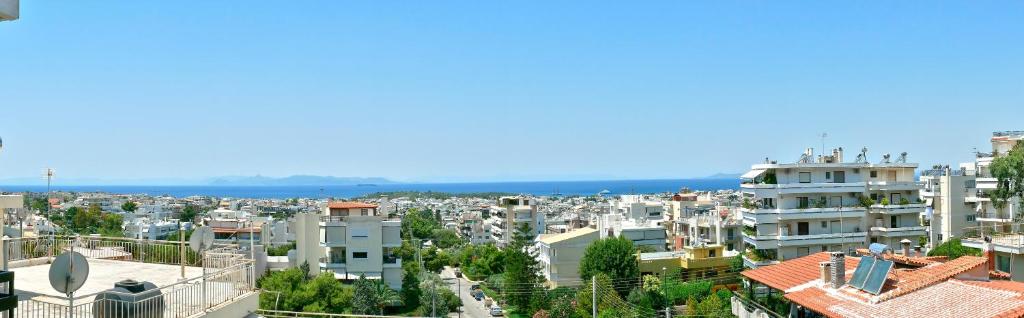 uma vista para uma cidade com edifícios em Rhea - Glyfada Sea View apartment em Atenas