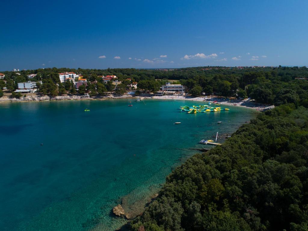 班約勒的住宿－Mobile home - Kamp Olga，享有海滩的空中景色,在水中划船