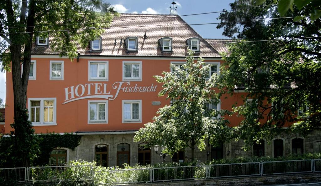 un hôtel situé dans le centre d'une ville dans l'établissement Hotel Fischzucht - by homekeepers, à Wurtzbourg