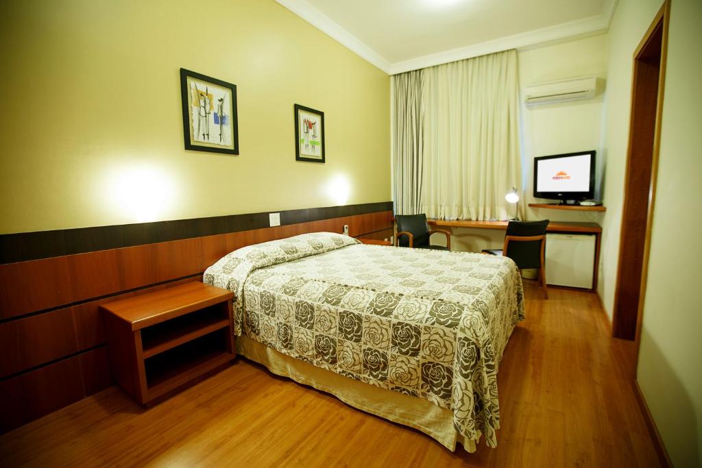  Eston Hotel