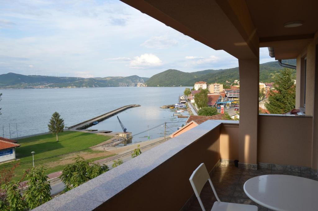 Blick auf das Wasser vom Balkon eines Gebäudes in der Unterkunft Apartmani "MARIJA" Golubac in Golubac