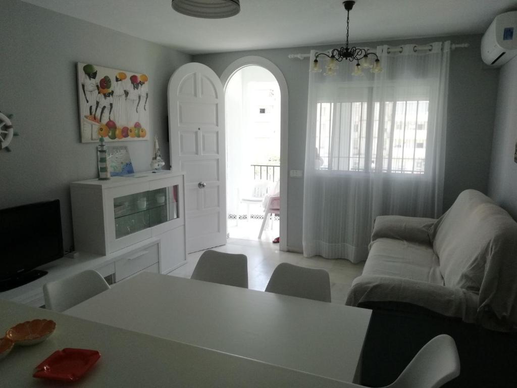 ベナルマデナにあるApartamento en Benalmadena costaのリビングルーム(白いテーブル、ソファ付)