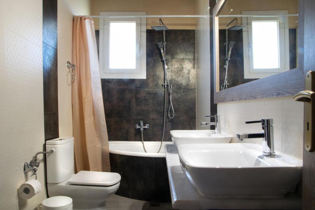 Koupelna v ubytování Sunset Apartments Free shuttle from Athen's Airport