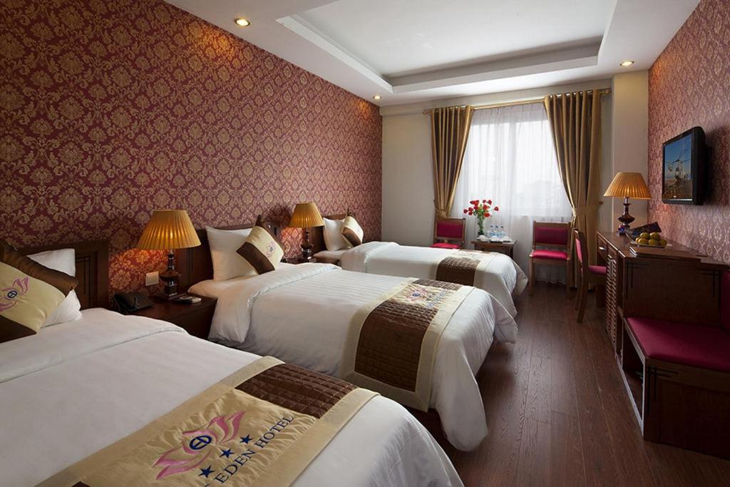 Postel nebo postele na pokoji v ubytování First Eden Hotel - Hang Bun