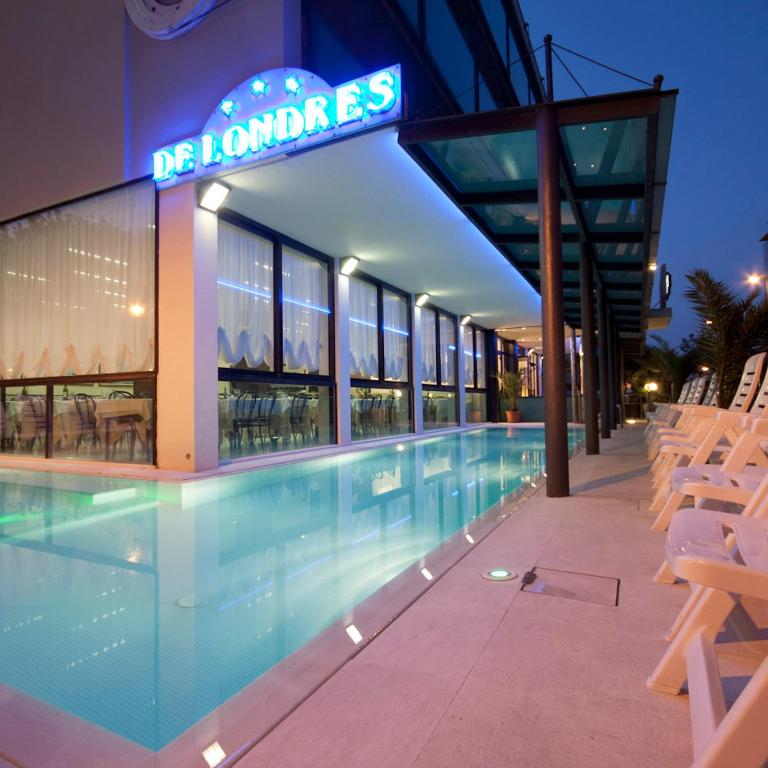 Bazén v ubytování Hotel De Londres nebo v jeho okolí