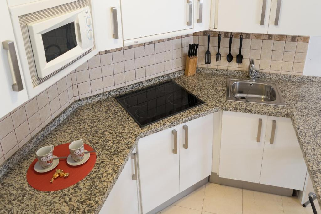 Kuchyňa alebo kuchynka v ubytovaní MALAMA Apartamentos Turísticos