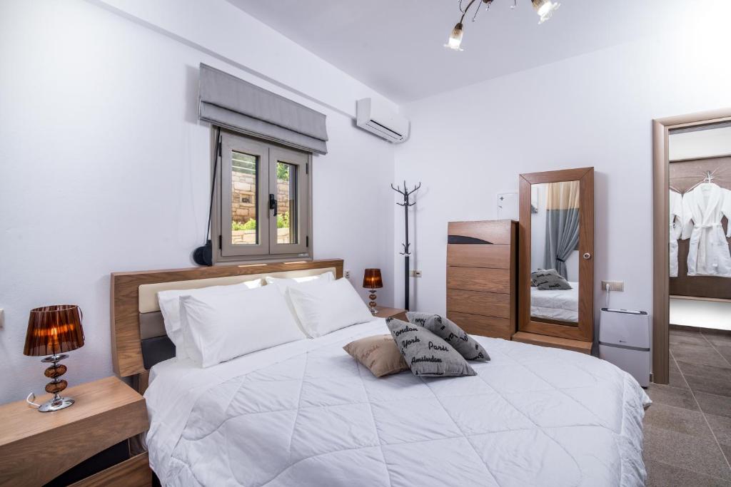 Postel nebo postele na pokoji v ubytování Zeus's Daughtes Villas
