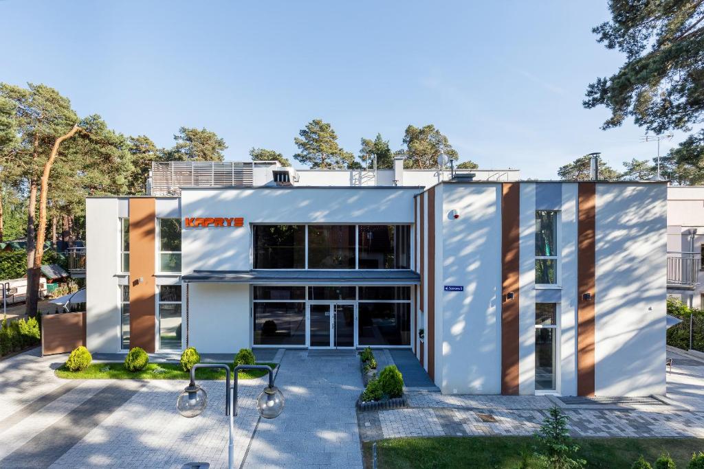 Casa moderna con fachada azul y blanca en Kaprys en Pobierowo