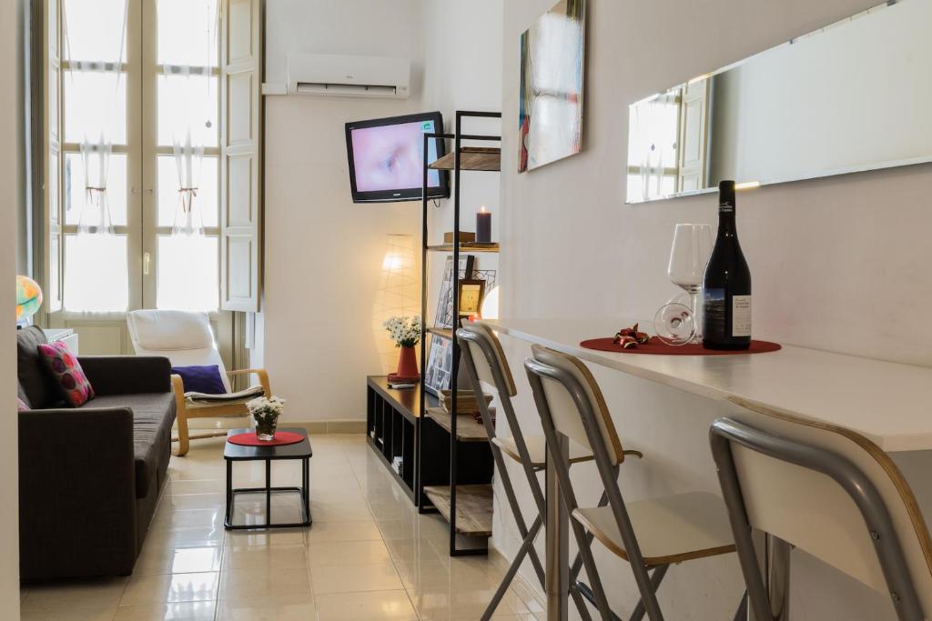 マラガにあるMALAMA Apartamentos Turísticosのリビングルーム(ワイン1本付きのバー付)