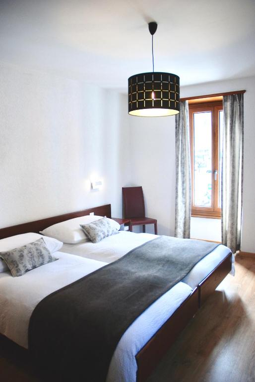 Letto o letti in una camera di La Dent-du-Midi Hôtel & Restaurant